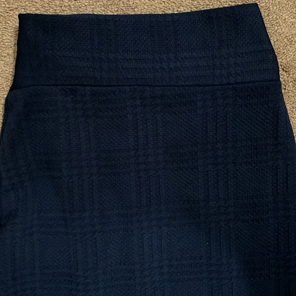 Privetly Privileged bodycon midi navy classy textured skirt lower back opening - Picture 2 of 6